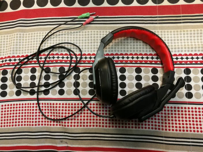 Headset punamusta kaytetty PC Toimii hyvin. Kuuloke ja mikrofoni liitannat erikseen.