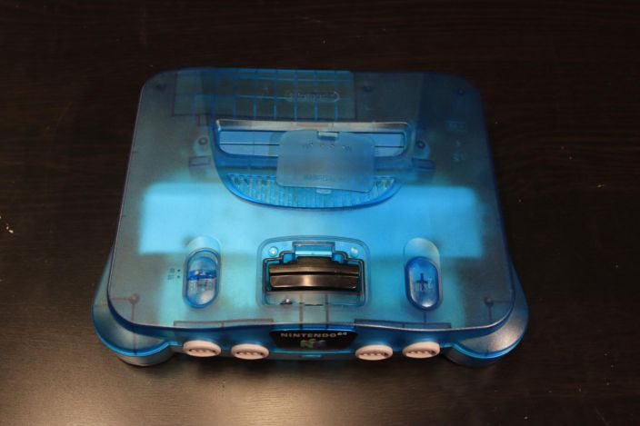 Nintendo 64 Funtastic Ice Blue konsoli lisaksi Expansion Pack Kaikki piuhat 1kpl Ohjain