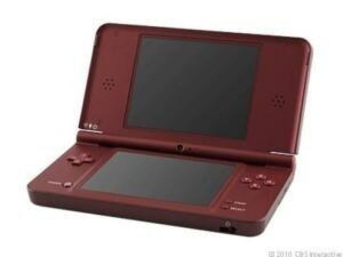 Nintendo DSi XL viininpunainen kaytetty Kaytetty, hyvakuntoinen Nintendo DSi XL -kasikonsoli. Mukana tulee laturi.