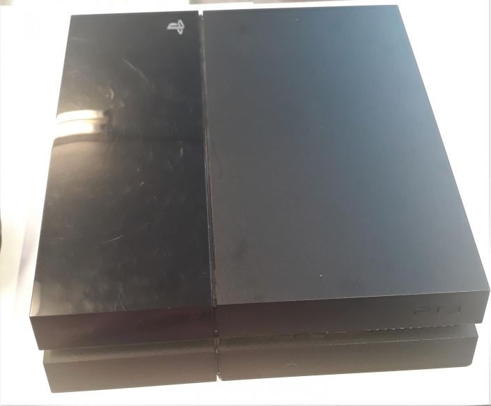 PS4 500GB Kaytetty Ei Ohjainta Virta-ja HDMI-piuha mukaan Kovalevyksi vaihdettu SSD-kovalevy
