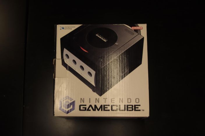 Gamecube Konsoli musta omalla laatikolla CIB, laatikko hyvassa kunnossa 2xAito Nintendon Gamecube ohjain